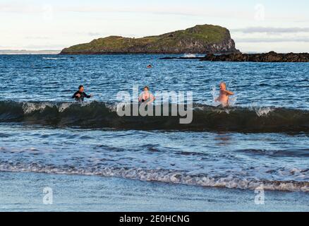 North Berwick, East Lothian, Écosse, Royaume-Uni, 1er janvier 2021. Jour de l'an : cette année, la plage est presque vide, car l'événement habituel de l'osier est annulé en raison des restrictions de Covid-19 avec seulement quelques personnes qui prennent un plongeon froid dans le Firth of Forth Banque D'Images