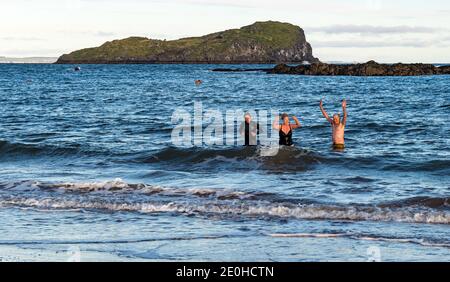 North Berwick, East Lothian, Écosse, Royaume-Uni, 1er janvier 2021. Jour de l'an : cette année, la plage est presque vide, car l'événement habituel de l'osier est annulé en raison des restrictions de Covid-19 avec seulement quelques personnes qui prennent un plongeon froid dans le Firth of Forth Banque D'Images