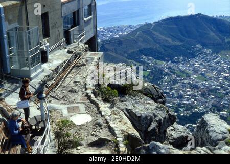 Deux personnes admirant la vue d'une partie de la ville du Cap depuis le sommet de Table Mountain, Afrique du Sud 1981 Banque D'Images