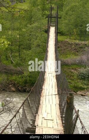 Long pont tournant au-dessus de la rivière dans la campagne roumaine Banque D'Images