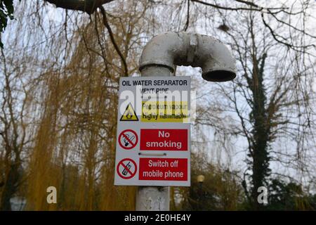 Cambridge (Royaume-Uni), Angleterre, 31-12-2020, signaux d'avertissement sur le tuyau d'évent de la station de pétrolium Banque D'Images