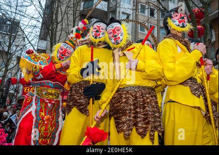 Paris, France, adolescents en costumes traditionnels, marche, défilé de célébration du nouvel an chinois dans Chinatown Street, communauté chinoise de paris, adolescents Banque D'Images