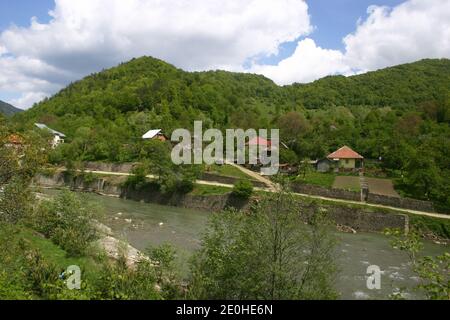 Paysage avec la rivière Basca dans le comté de Buzau, Roumanie Banque D'Images