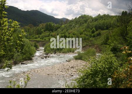 Paysage avec la rivière Basca dans le comté de Buzau, Roumanie Banque D'Images