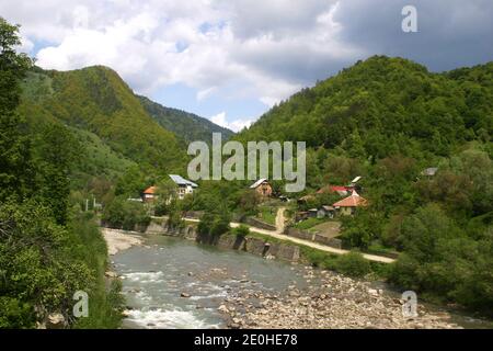 Paysage avec la rivière Basca dans le comté de Buzau, Roumanie Banque D'Images