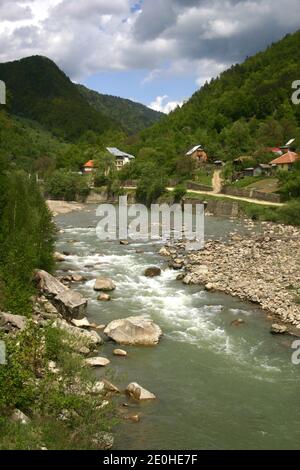 Paysage avec la rivière Basca dans le comté de Buzau, Roumanie Banque D'Images