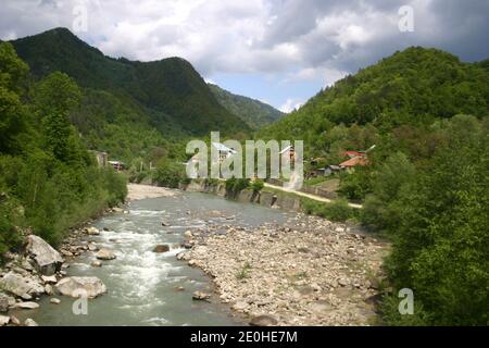 Paysage avec la rivière Basca dans le comté de Buzau, Roumanie Banque D'Images