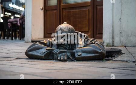 Cumil Man at Work statue de bronze sculpture œuvres d'art dans l'ancien Centre ville de Bratislava en Slovaquie Banque D'Images