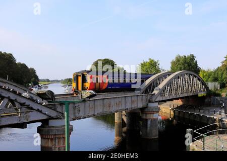 156473 East Midlands Railway Regional, sur le pont de la rivière Witham, ville de Boston, Lincolnshire County, Angleterre, Royaume-Uni Banque D'Images