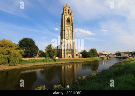 Vue d'automne de l'église St Botolphs, (Boston Stump), rivière Witham, ville de Boston, Lincolnshire County, Angleterre, Royaume-Uni Banque D'Images