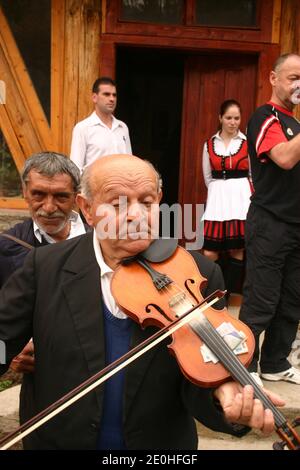 Romani (Gypsy) musiciens/ 'lautari' jouant pour une fête en Roumanie Banque D'Images