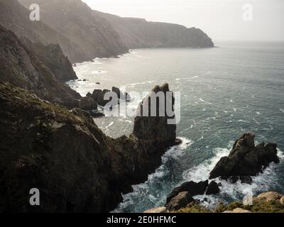 Panorama depuis le phare de Cabo Ortegal de falaise rocheuse abrupte de l'atlantique golfe de gascogne Carino Cap Galice en Espagne Banque D'Images