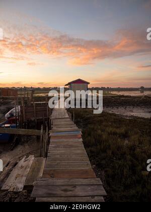 Vue panoramique de la jetée en bois sur le quai du quai à bateaux à pilotis Port de Cais Palafitico da Carrasqueira Comporta Setubal Alentejo Portugal Banque D'Images