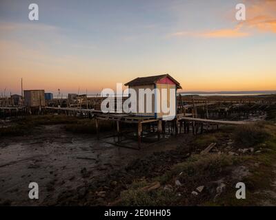 Vue panoramique de la jetée en bois sur le quai du quai à bateaux à pilotis Port de Cais Palafitico da Carrasqueira Comporta Setubal Alentejo Portugal Banque D'Images