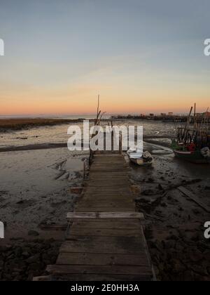 Vue panoramique de la jetée en bois sur le quai du quai à bateaux à pilotis Port de Cais Palafitico da Carrasqueira Comporta Setubal Alentejo Portugal Banque D'Images