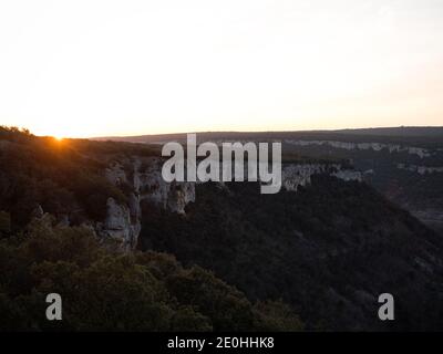 Panorama aérien au coucher du soleil sur le canyon Canion Canon del Ebro vallée entre Valdelateja et Cortiguera Burgos province Castille et Leon Espagne Banque D'Images