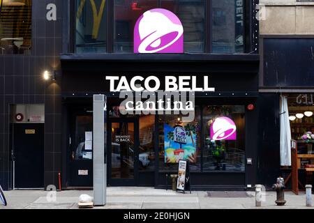 Taco Bell Cantina, 545 Sixth Ave, New York, NY. Façade extérieure d'une chaîne de restauration rapide dans le quartier de Chelsea. Banque D'Images