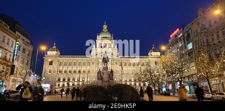 Marché de Noël sur la place Venceslas et Musée national dans le Prague République tchèque Banque D'Images