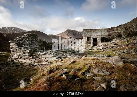 Les coquillages de Lakeland en arrière-plan surplombent le vieux bâtiment et les débris À la mine d'ardoise Honister sur les pentes de Fleetwith Pike Dans le district de English Lake Banque D'Images