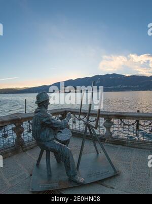 Statue d'un peintre assis sur un tabouret visant à peindre les beautés du paysage. Jardin de Villa Bossi, hôtel de ville d'Orta San Giulio. Orta Lak Banque D'Images