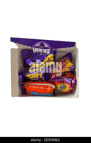 Boîte de chocolats Cadbury Heroes, couvercle ouvert pour montrer le contenu isolé sur fond blanc, partager les bons moments, boîte de chocolat héros, chocolats héros Banque D'Images