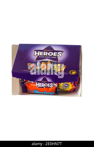 Boîte de chocolats Cadbury Heroes avec couvercle ouvert isolé sur fond blanc Partager de bons moments, boîte de chocolat Heroes, chocolats Heroes, bonbons Heroes Banque D'Images