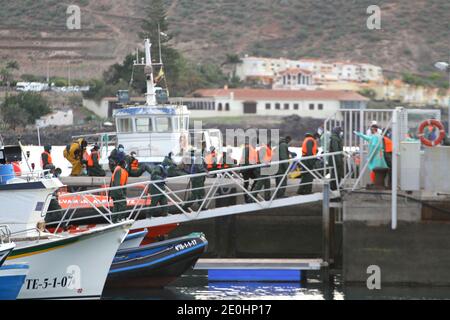 Espagne. 1er janvier 2021. La première Patera de 2021 est arrivée à Ténérife, aux îles Canaries à 8 heures du matin avec 60 immigrants subsahariens qui ont été traités au port de los Cristianos selon le protocole Covid. (Photo de Mercedes Menendez/Pacific Press) crédit: Pacific Press Media production Corp./Alay Live News Banque D'Images