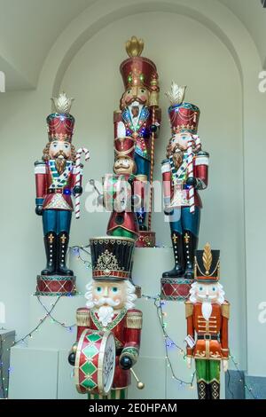 Une collection de jouets de noël casse-noisette soldat figurine traditionnelle Banque D'Images