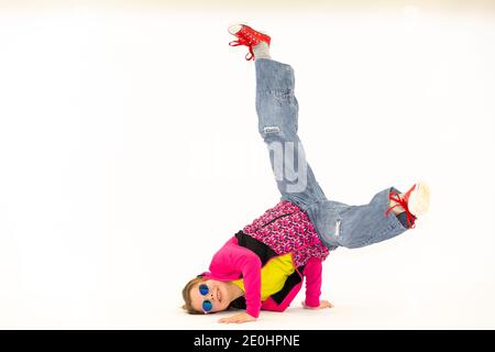 fille dans une posture de breakdance Banque D'Images