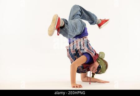 fille dans une posture de breakdance Banque D'Images