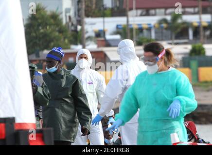 Espagne. 1er janvier 2021. La première Patera de 2021 est arrivée à Ténérife, aux îles Canaries à 8 heures du matin avec 60 immigrants subsahariens qui ont été traités au port de los Cristianos selon le protocole Covid. (Photo de Mercedes Menendez/Pacific Press/Sipa USA) crédit: SIPA USA/Alay Live News Banque D'Images