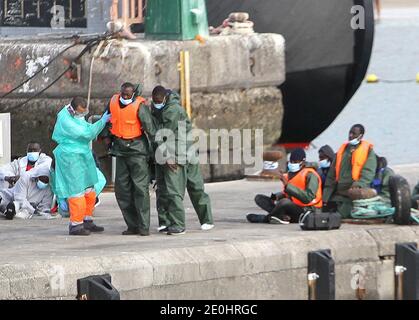 Espagne. 1er janvier 2021. La première Patera de 2021 est arrivée à Ténérife, aux îles Canaries à 8 heures du matin avec 60 immigrants subsahariens qui ont été traités au port de los Cristianos selon le protocole Covid. (Photo de Mercedes Menendez/Pacific Press/Sipa USA) crédit: SIPA USA/Alay Live News Banque D'Images