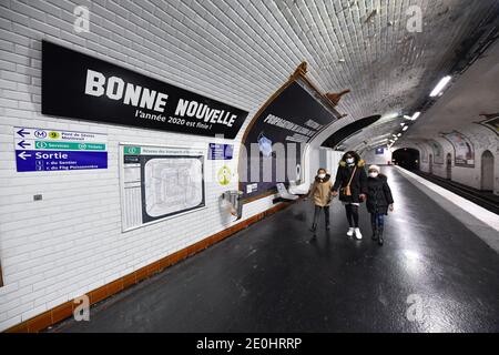 Paris, France. 31 décembre 2020. La station de métro bonne Nouvelle à Paris accueille la fin de l'année 2020. Bonne nouvelle, l'année 2020 est terminée : la RATP complète le nom d'une station avec humour. À l'occasion de la transition vers le nouvel an, la RATP a complété le nom de la station bonne Nouvelle avec une formule qui fera tout le monde d'accord. (Photo de Lionel Urman/Sipa USA) crédit: SIPA USA/Alay Live News Banque D'Images