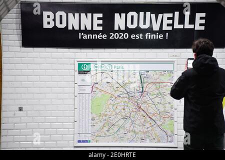 Paris, France. 31 décembre 2020. La station de métro bonne Nouvelle à Paris accueille la fin de l'année 2020. Bonne nouvelle, l'année 2020 est terminée : la RATP complète le nom d'une station avec humour. À l'occasion de la transition vers le nouvel an, la RATP a complété le nom de la station bonne Nouvelle avec une formule qui fera tout le monde d'accord. (Photo de Lionel Urman/Sipa USA) crédit: SIPA USA/Alay Live News Banque D'Images