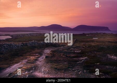 Ciel violet de couleur au lever du soleil au-dessus de la ville des îles Orcades Stromness Banque D'Images