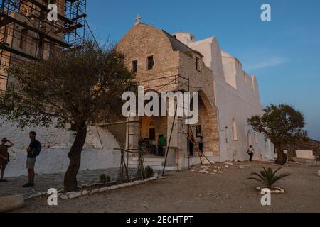 Chora, île de Folegandros, Grèce- 23 septembre 2020 : vue de l'église de la Vierge Marie, de Panaghia au coucher du soleil. Banque D'Images