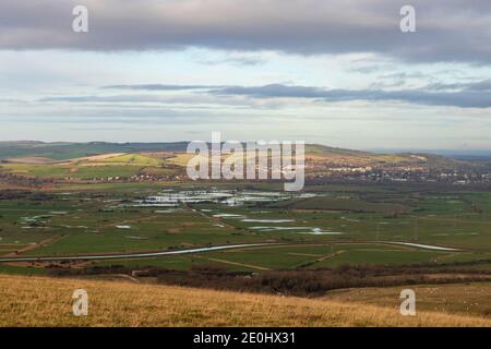 Vue sur la vallée de l'Ouse depuis Firle Beacon sur l' South Downs jusqu'à Blackcap et la ville de Lewes East Sussex sud-est de l'Angleterre Banque D'Images