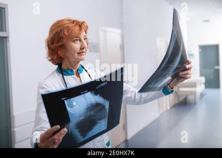 Médecin spécialisé examinant les radiographies des poumons d'un patient. Médecin généraliste travaillant à l'hôpital Banque D'Images