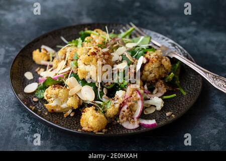 Salade végétalienne avec chou-fleur rôti et quinoa Banque D'Images