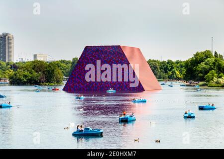 Juin 2018 - Le mastaba sculpture par Christo et Jeanne-Claude flottant dans le lac Serpentine, à Hyde Park, Londres, UK Banque D'Images