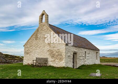 L'église de St Cwyfan Anglesey Banque D'Images