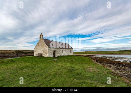 L'église de St Cwyfan Anglesey Banque D'Images