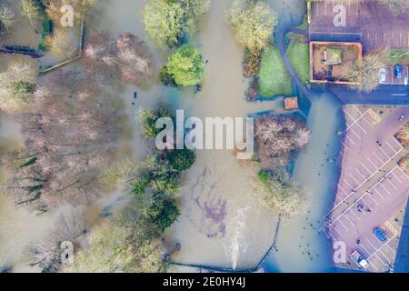 Drone photo datée du 28 décembre montre le centre-ville de Thetford à Norfolk qui a été inondé pour la première fois en 50 ans après que la rivière Thet a éclaté ses rives. Des avertissements de neige et de glace sont en place pour une grande partie du Royaume-Uni qui se dirige vers le jour férié, y compris au sud de Londres, alors que de vastes étendues du pays se vantent de la froideur à la suite de la tempête Bella. Il arrive qu'environ 100 avertissements d'inondation restent en vigueur en Angleterre, ainsi que 190 alertes d'inondation moins graves. Banque D'Images