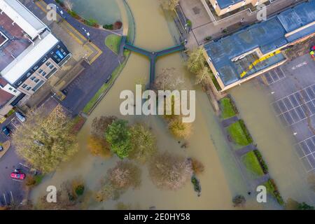 Drone photo datée du 28 décembre montre le centre-ville de Thetford à Norfolk qui a été inondé pour la première fois en 50 ans après que la rivière Thet a éclaté ses rives. Des avertissements de neige et de glace sont en place pour une grande partie du Royaume-Uni qui se dirige vers le jour férié, y compris au sud de Londres, alors que de vastes étendues du pays se vantent de la froideur à la suite de la tempête Bella. Il arrive qu'environ 100 avertissements d'inondation restent en vigueur en Angleterre, ainsi que 190 alertes d'inondation moins graves. Banque D'Images