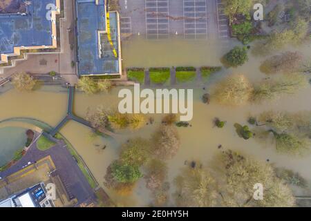 Drone photo datée du 28 décembre montre le centre-ville de Thetford à Norfolk qui a été inondé pour la première fois en 50 ans après que la rivière Thet a éclaté ses rives. Des avertissements de neige et de glace sont en place pour une grande partie du Royaume-Uni qui se dirige vers le jour férié, y compris au sud de Londres, alors que de vastes étendues du pays se vantent de la froideur à la suite de la tempête Bella. Il arrive qu'environ 100 avertissements d'inondation restent en vigueur en Angleterre, ainsi que 190 alertes d'inondation moins graves. Banque D'Images