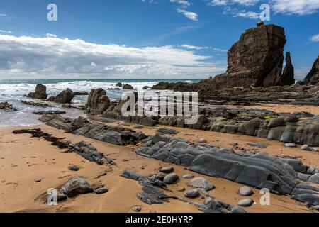 Le spectaculaire littoral rocheux de la baie de Sandomouth, North Cornwall, Angleterre, Royaume-Uni Banque D'Images