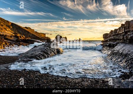 Coucher de soleil sur la côte rocheuse à Bude dans le nord de Cornwall, Angleterre, Royaume-Uni Banque D'Images