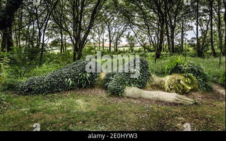 La sculpture sur bois de Mud Maid sur la promenade dans les bois aux jardins perdus de Heligan, Cornouailles, Angleterre, Royaume-Uni Banque D'Images