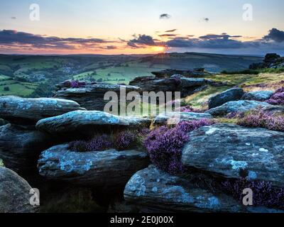 Coucher de soleil sur Froggatt Edge, parc national de Peak District, Derbyshire, Angleterre Banque D'Images