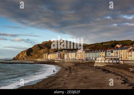 La plage et le front de mer à Aberystwyth, Ceredigion, dans l'ouest du pays de Galles. Banque D'Images